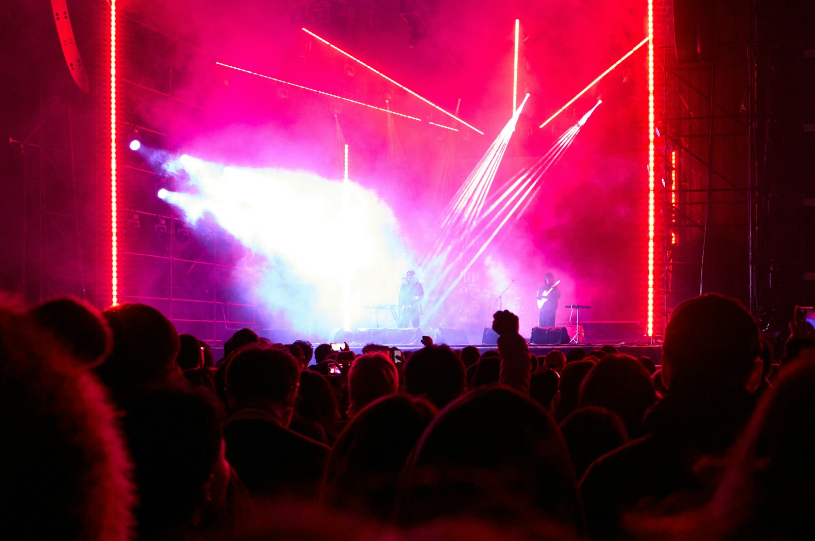 Escenario con luces láser y humo